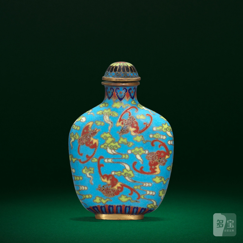 清乾隆 銅胎掐絲琺琅云蝠紋鼻烟壺 | A CLOISONNÉ ENAMEL 'BATS' SNUFF BOTTLE AND STOPPER - 图1